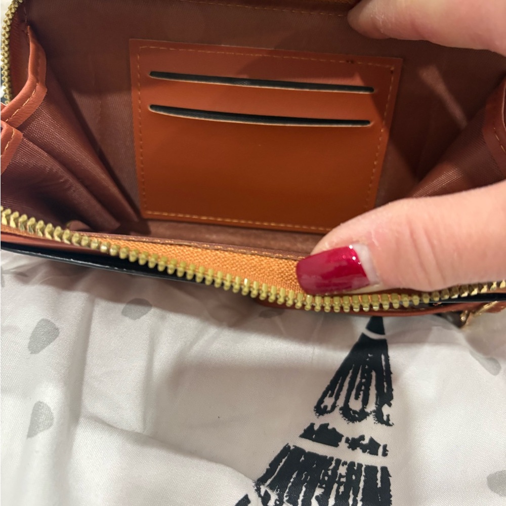 NWOT Women's Tan Crossbody Bag, several pockets for all your needs. Never used - Picture 8 of 11